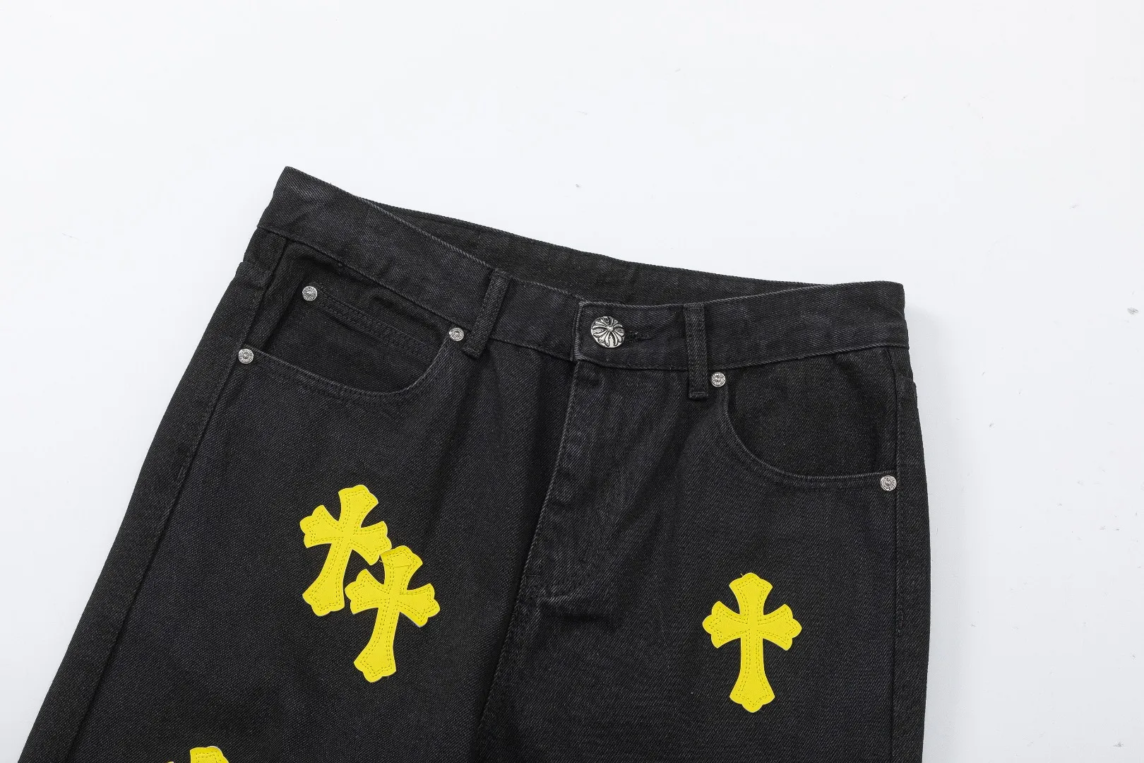 KE928#P230 The only correct leather label version on the market Chrome Hearts CH Cross embroidery distressed jeans Top ceiling quality 100% correct version The correct version is here!  Believe me this must be the best quality you will ever come across! ! Excellent value for money! !  Styles with different washes and textures are very friendly to people with thin legs and thick legs. The straight version is very flattering to the shape of the legs. The moderate length is timeless and easy to match. It is the basis of various styles and a must-have in the wardrobe! ! Add a little stacking to easily control the clean fit trend that has exploded this year. The fabric is stiff but also makes the upper body soft without losing texture. The sides and cuffs of some styles have a bone-wash effect. The vintage flavor pops up all at once. It’s really hard not to love it! ✅Correctly customize the Croxin metal leather label on the back panel. It is not sold directly with the cross on the finished jeans. 1:1 copying strives for excellence and the details are perfectly grasped. ✅The cross leather label is clear and smooth. Exquisite turning top craftsmanship. ✅Buttons, zippers and hardware are all customized versions of the Croxin LOGO. ✅High-cost washing process. Size: 28 30 32 34 36 (5 sizes)